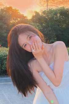 男人一边摸着胸一边亲为什么